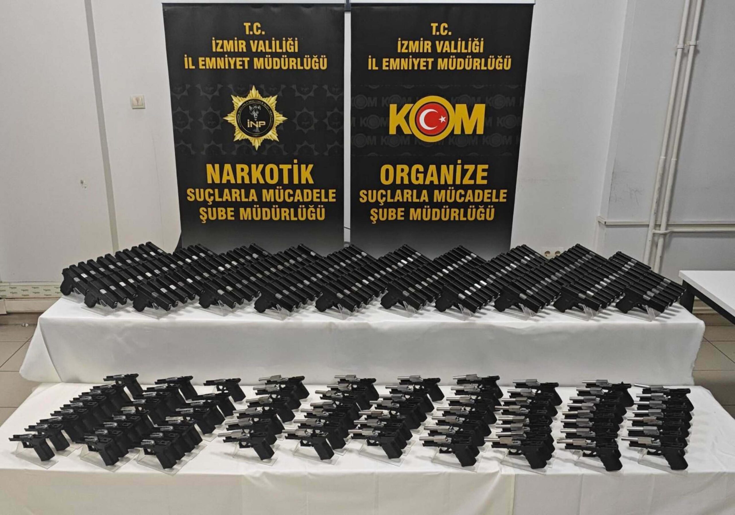 İzmir'de Yapılan Operasyonda 149 Ruhsatsız Tabanca Ele Geçirildi