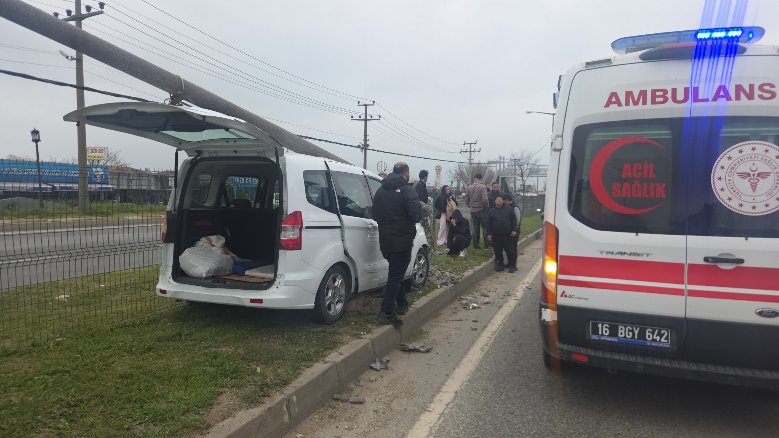 Orhangazi'de Hafif Ticari Araç Aydınlatma Direğine Çarptı; İki Kişi Yaralandı