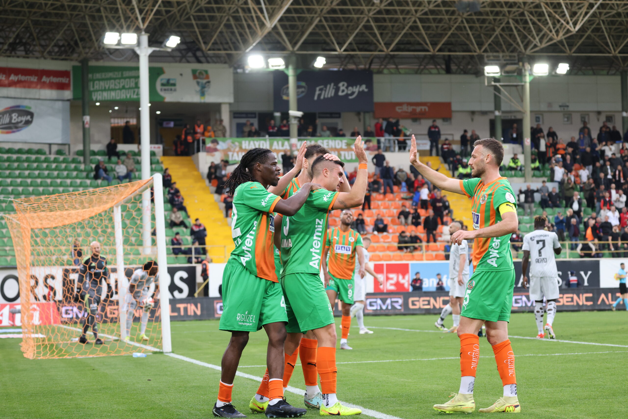 Corendon Alanyaspor, Kocaelispor'u 5-0 Yenerek Fark Yaratıyor