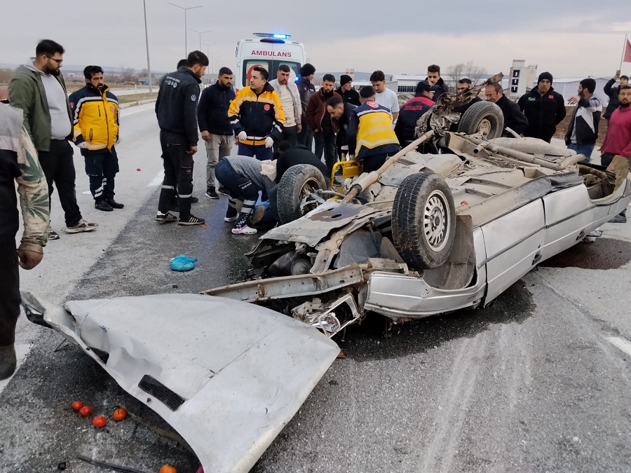 Çorum'da Kontrolden Çıkan Otomobil Elektrik Direğine Çarparak Takla Attı: 3 Yaralı