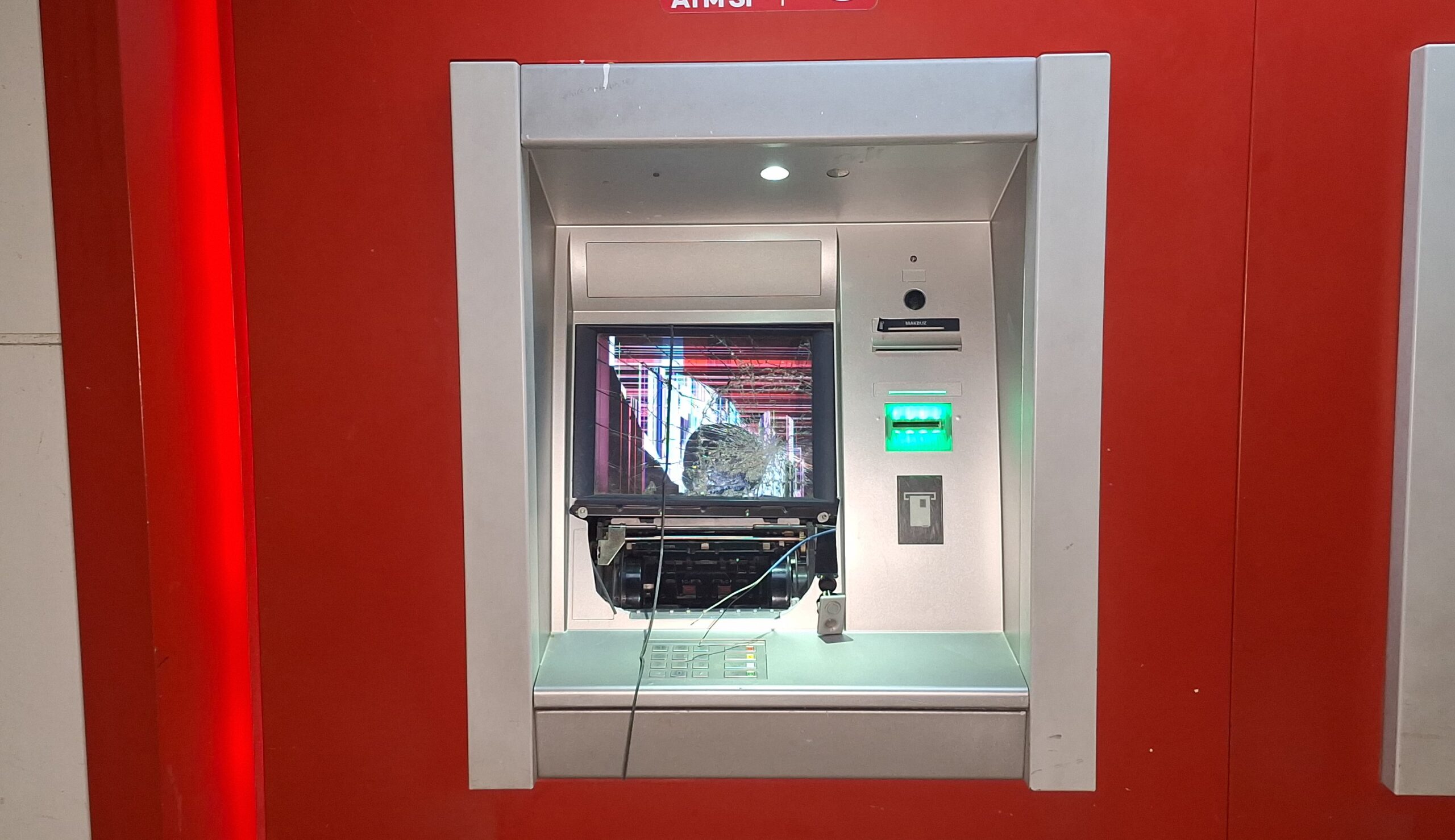 Adana'da ATM'ye Zarar Veren Şüpheli Polisten Kaçamadı