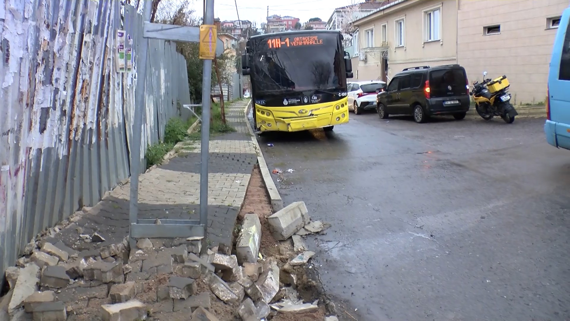 Beykoz'da İETT Otobüsü Aydınlatma Direğine Çarptı, 4 Yaralı