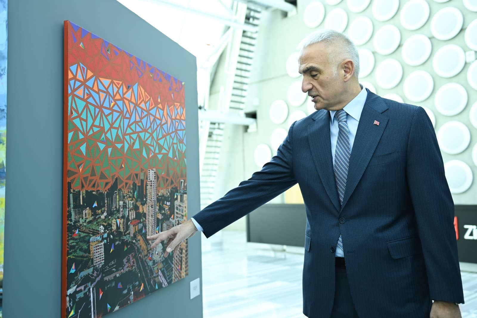 Bakan Ersoy, ‘Başkent Ankara’ Sergisini İnceledi