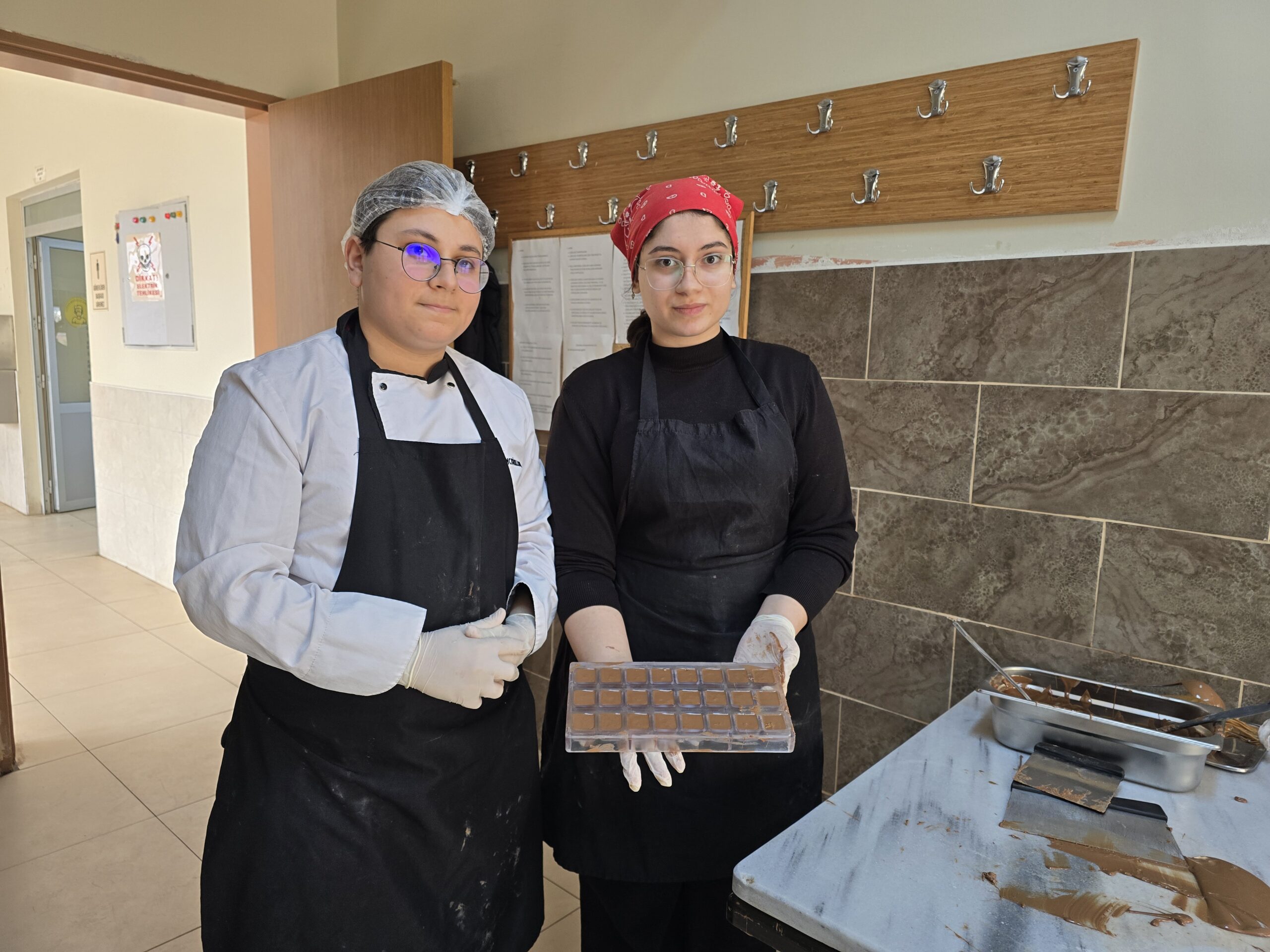 Lise Öğrencileri Meslek İçi Eğitimle Para Kazanıyor