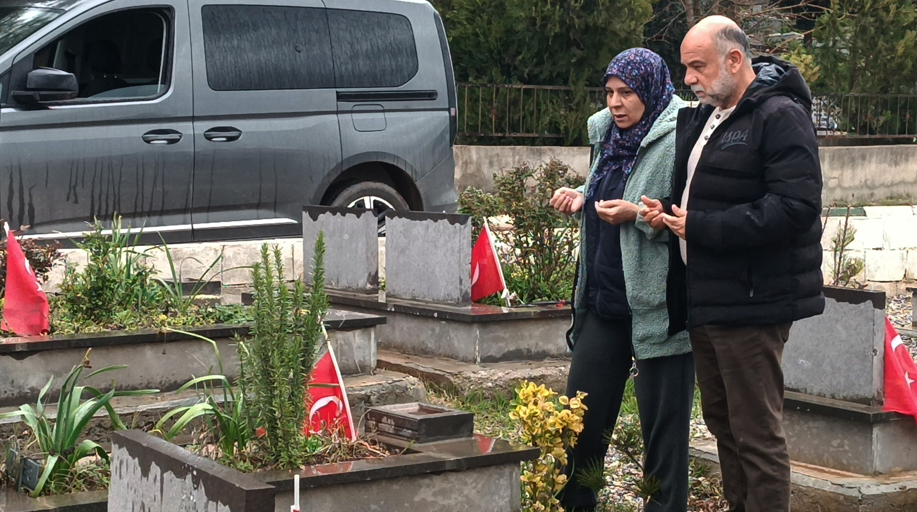 Bayramda Depremzedeler Yakınlarının Mezarlarını Ziyaret Etti