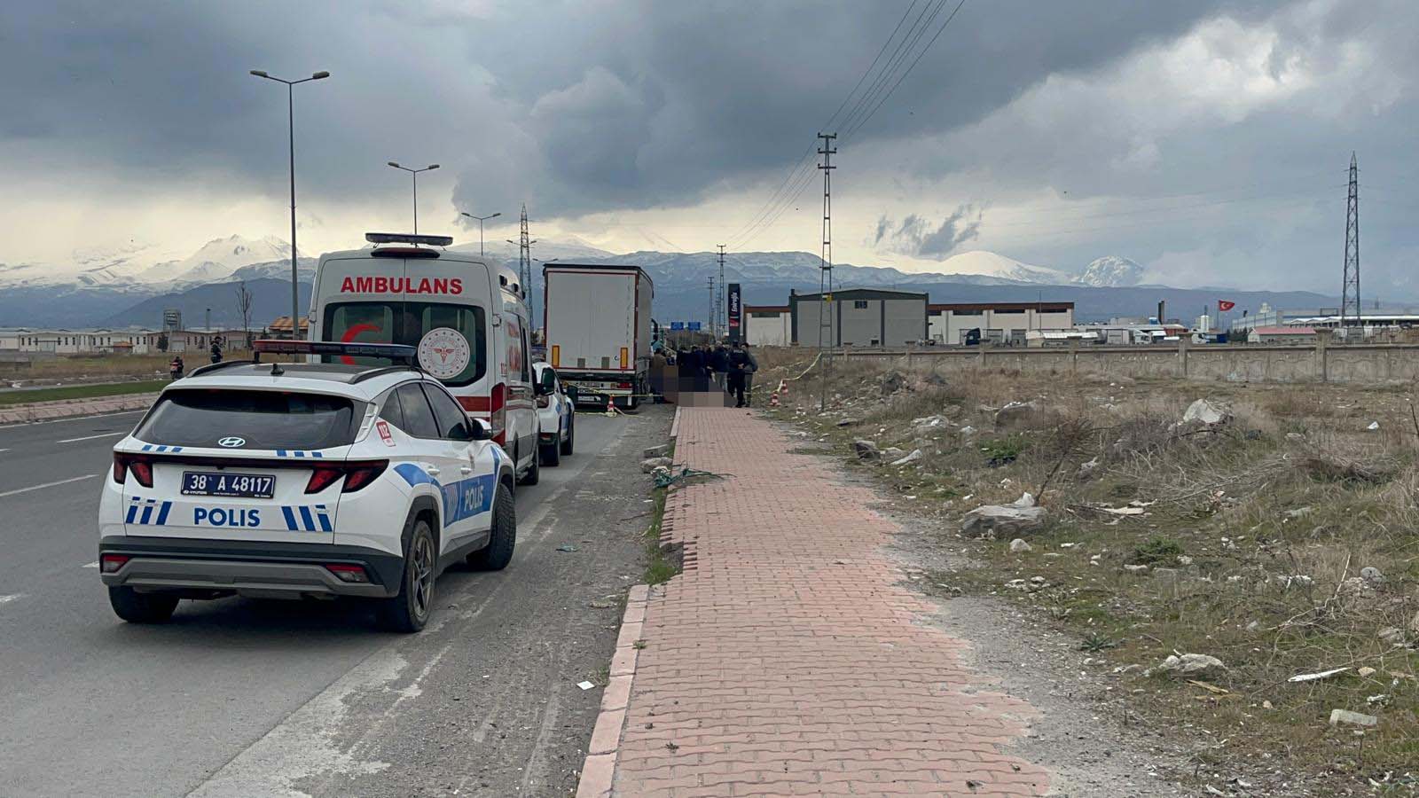 Kayseri'de TIR Şoförü Aracının Yanında Ölü Bulundu
