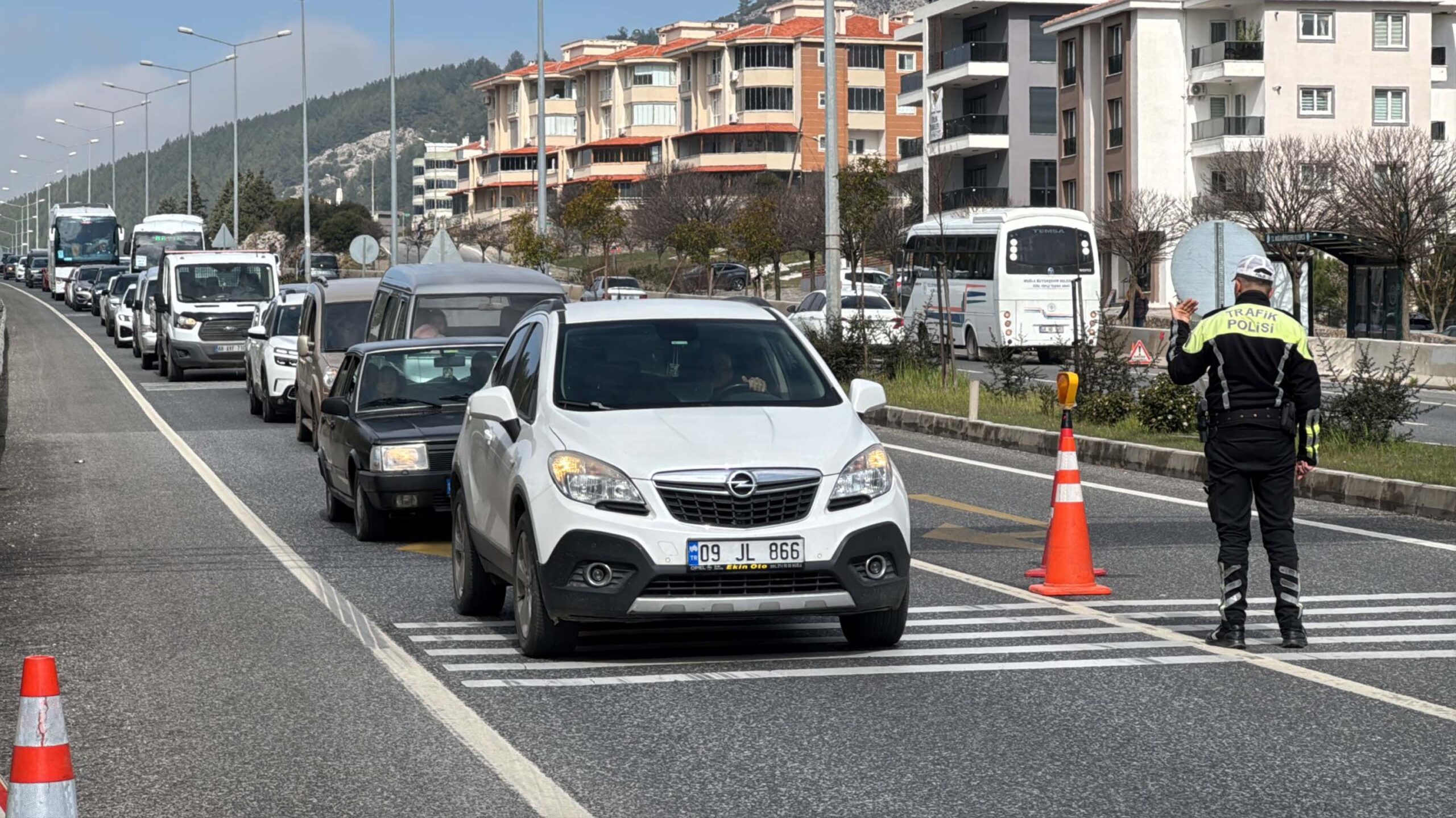 Ramazan Bayramı Öncesi Muğla'ya Tatilci Akını: Araç Kuyrukları Uzadı