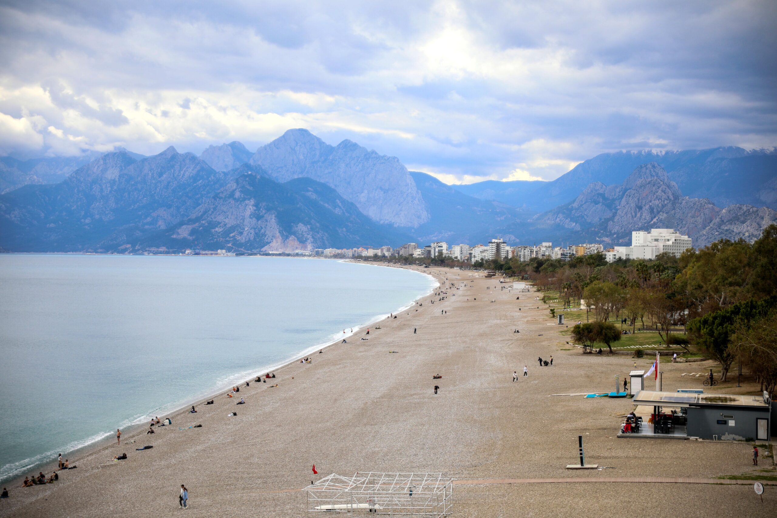 Antalya Sahilleri Bayram Öncesi Renkleniyor
