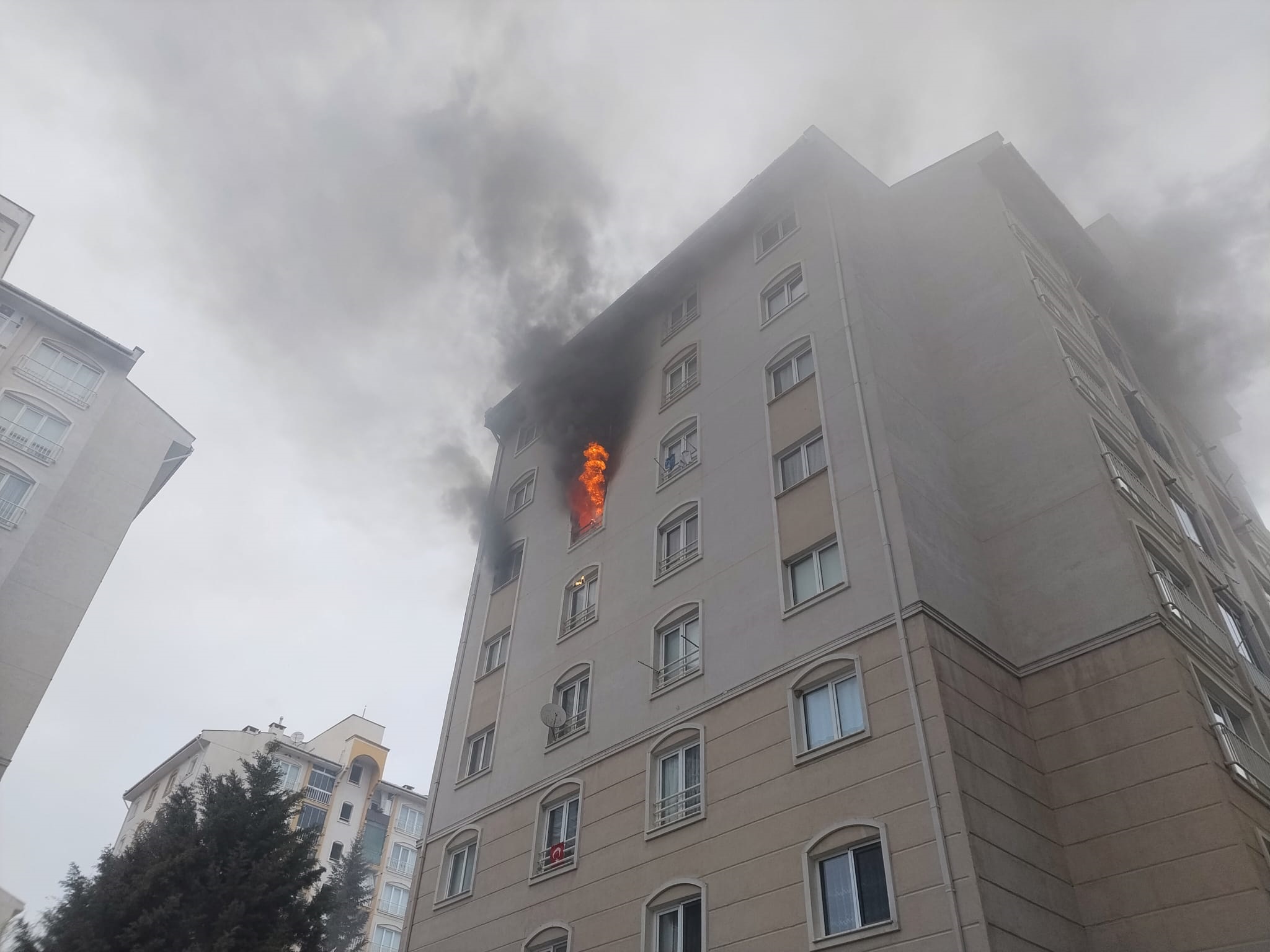 Bursa'da 8 Katlı Apartmanda Korkutan Yangın