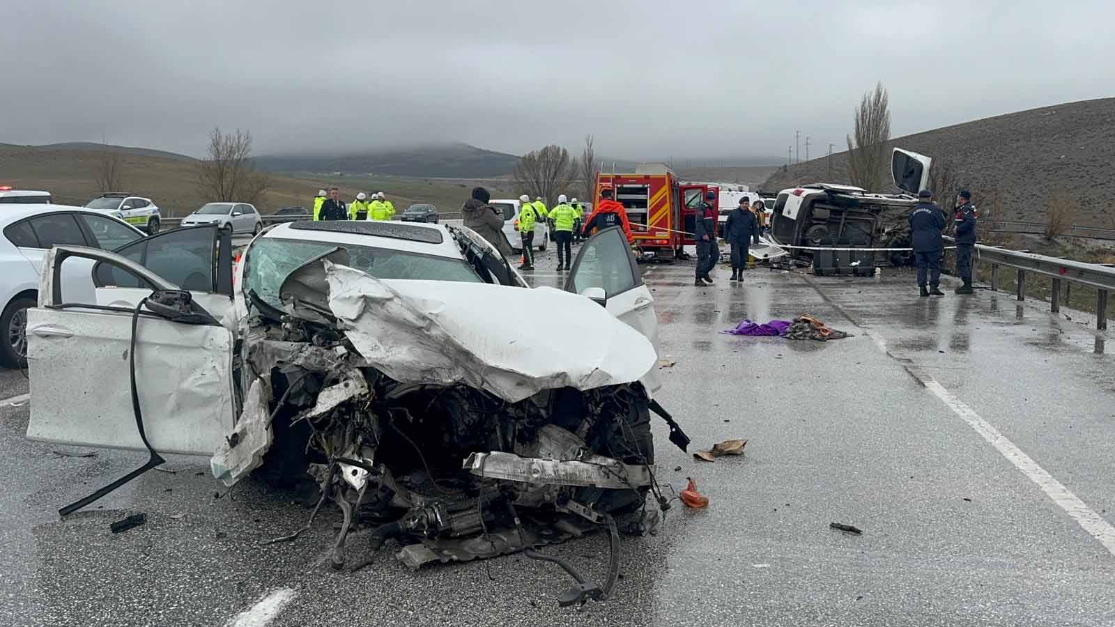 Konya'da Feci Kaza: Baba ve Oğlu Hayatını Kaybetti, 4 Yaralı