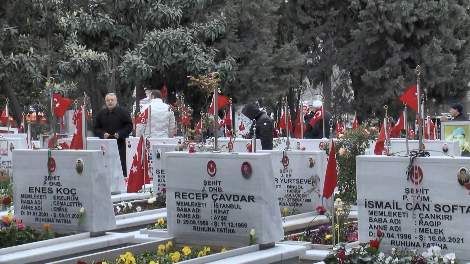 Edirnekapı Şehitliği'nde Ramazan Bayramı Arifesi: Hüzün ve Anma Dolu Anlar