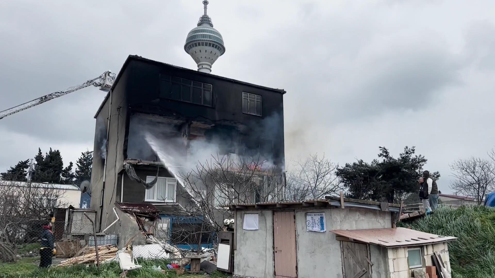 Büyükçekmece'de 3 Katlı Binada Yangın: Mahsur Kalanlar Kurtarıldı
