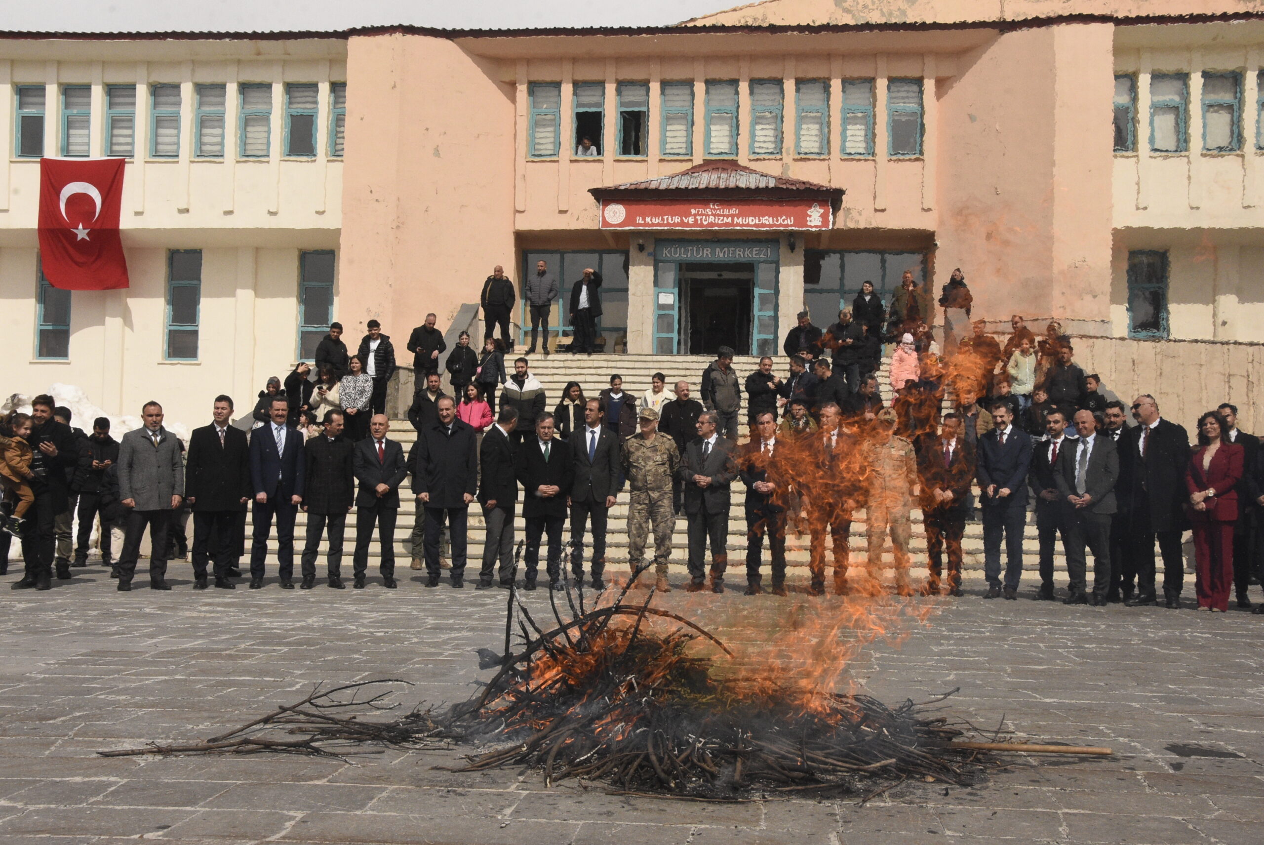 Bitlis'te Nevruz Coşkusu: Protokol Üyeleri Demir Dövdü ve Ateşten Atladi
