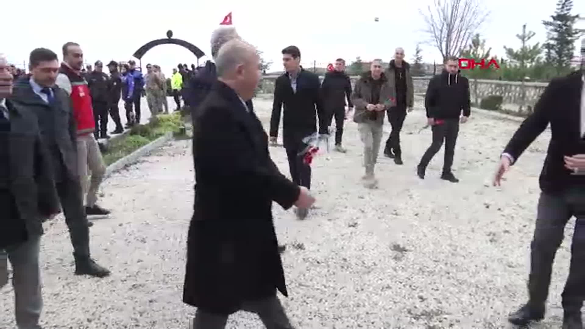 Elazığ Valisi Hatipoğlu, Bayram Arifesinde Şehitlikleri Ziyaret Etti
