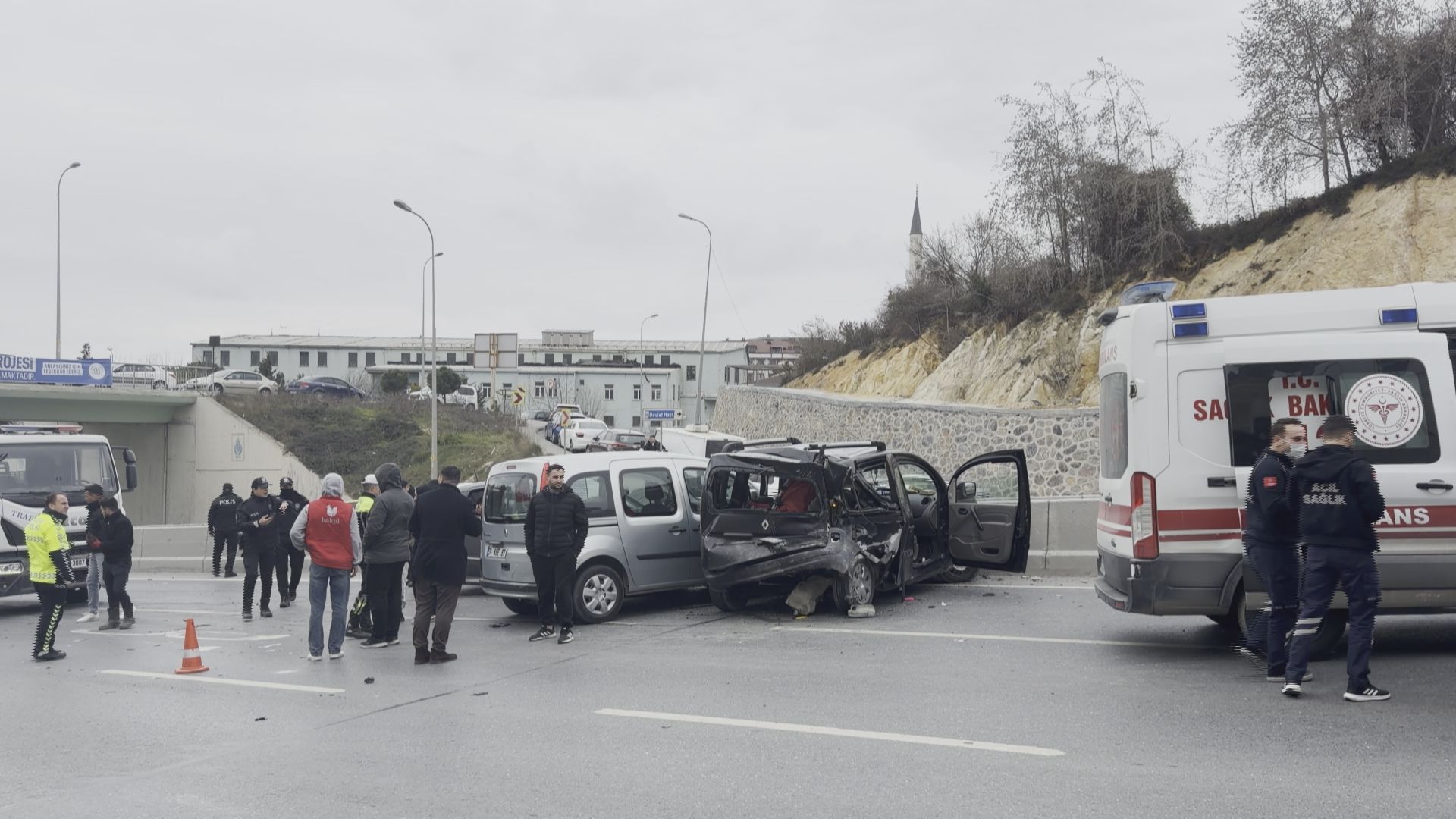İstanbul Arnavutköy'de Zincirleme Kaza: 4 Araç Çarpıştı, 6 Yaralı