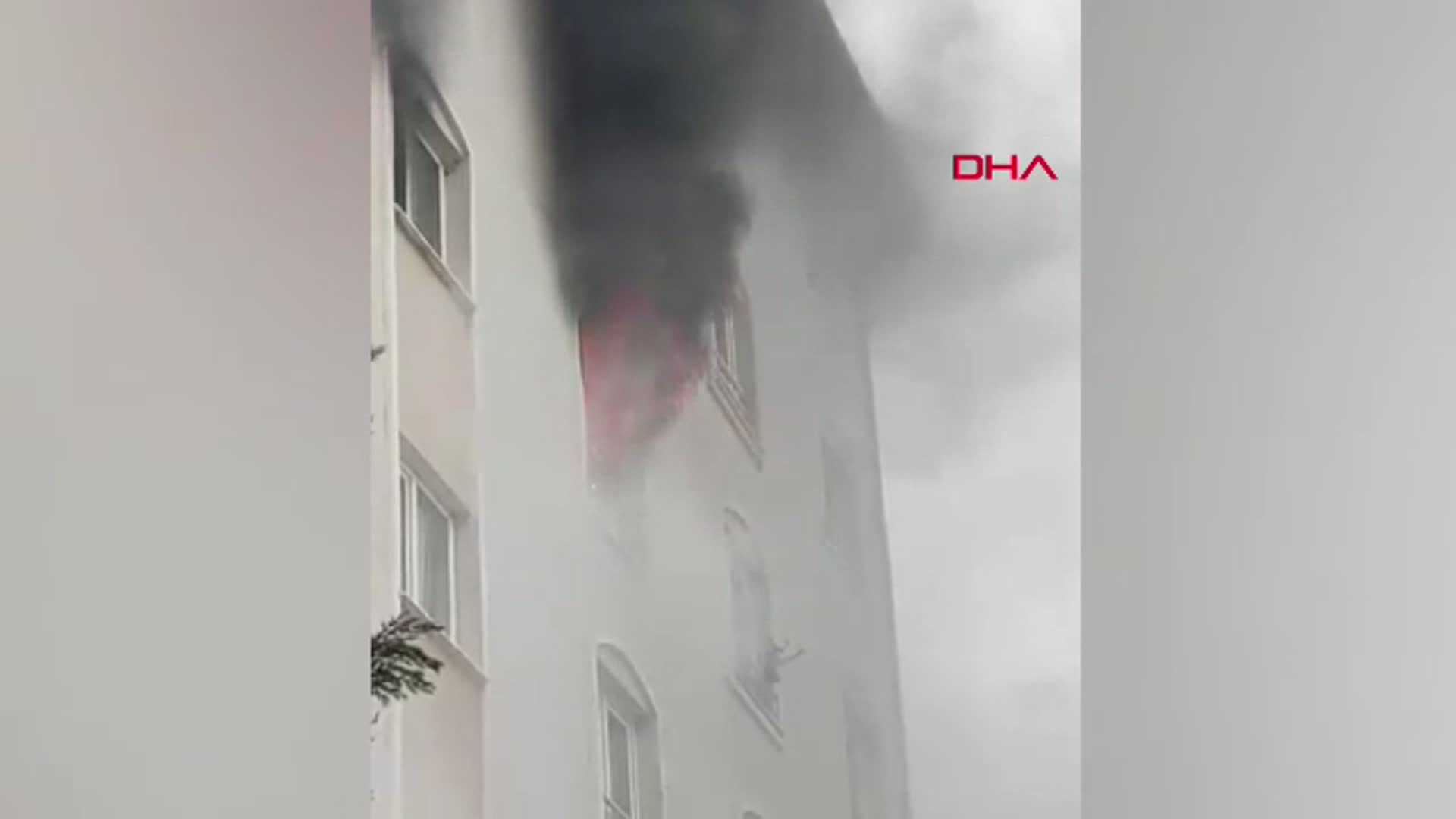 Bursa'da 8 Katlı Apartmanda Yangın Paniği: 1 Daire Kullanılamaz Hale Geldi
