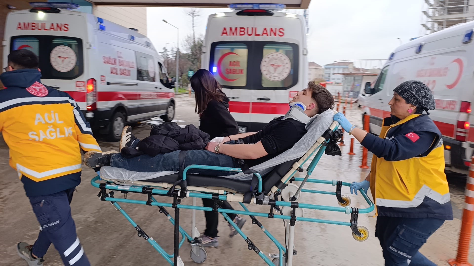 İnegöl'de Kontrolden Çıkan Araç İstinat Duvarına Çarptı: 4 Yaralı