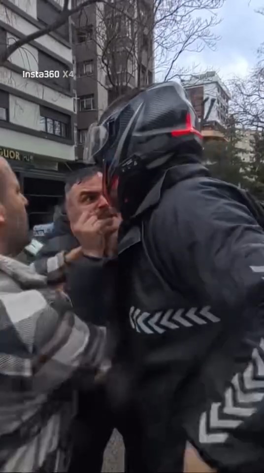 Kadıköy'de Motosiklet Sürücüsü ile Yayaların Kavgası Kamerada Görüntülendi