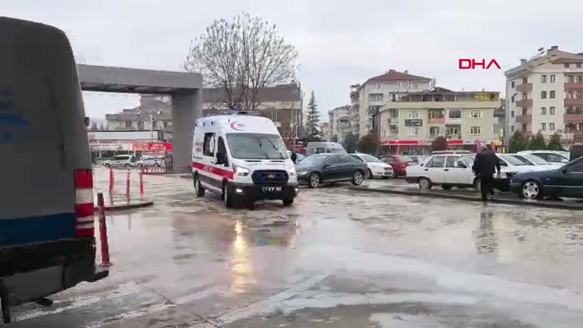 Bursa'da Kontrolden Çıkan Araç İstinat Duvarına Çarptı: 4 Yaralı