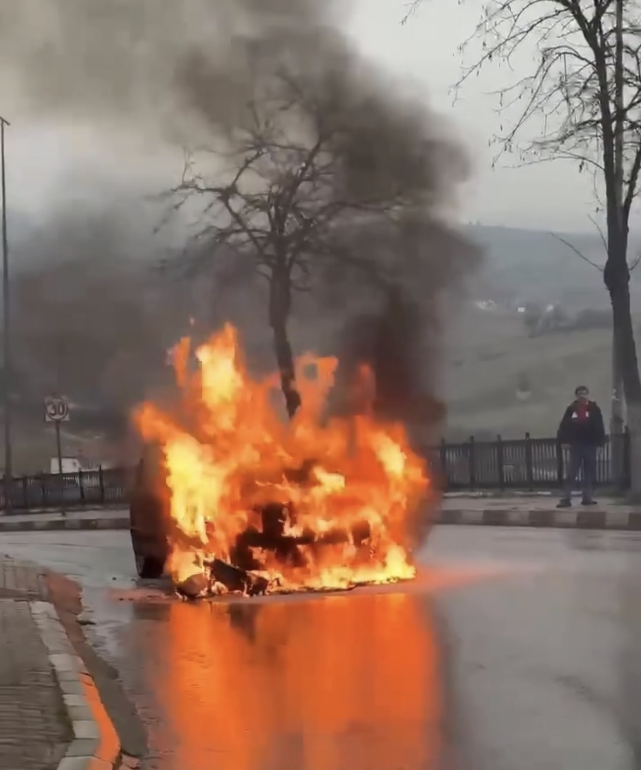 Safranbolu'da Motor Kısmından Tutuşan Otomobil Alev Alev Yandı