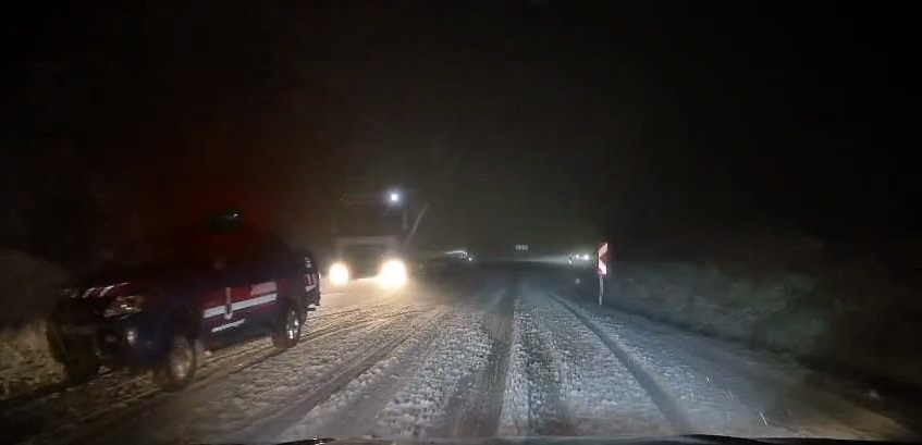 İnegöl-Domaniç Kara Yolunda Kar Yağışı Ulaşımı Olumsuz Etkiledi