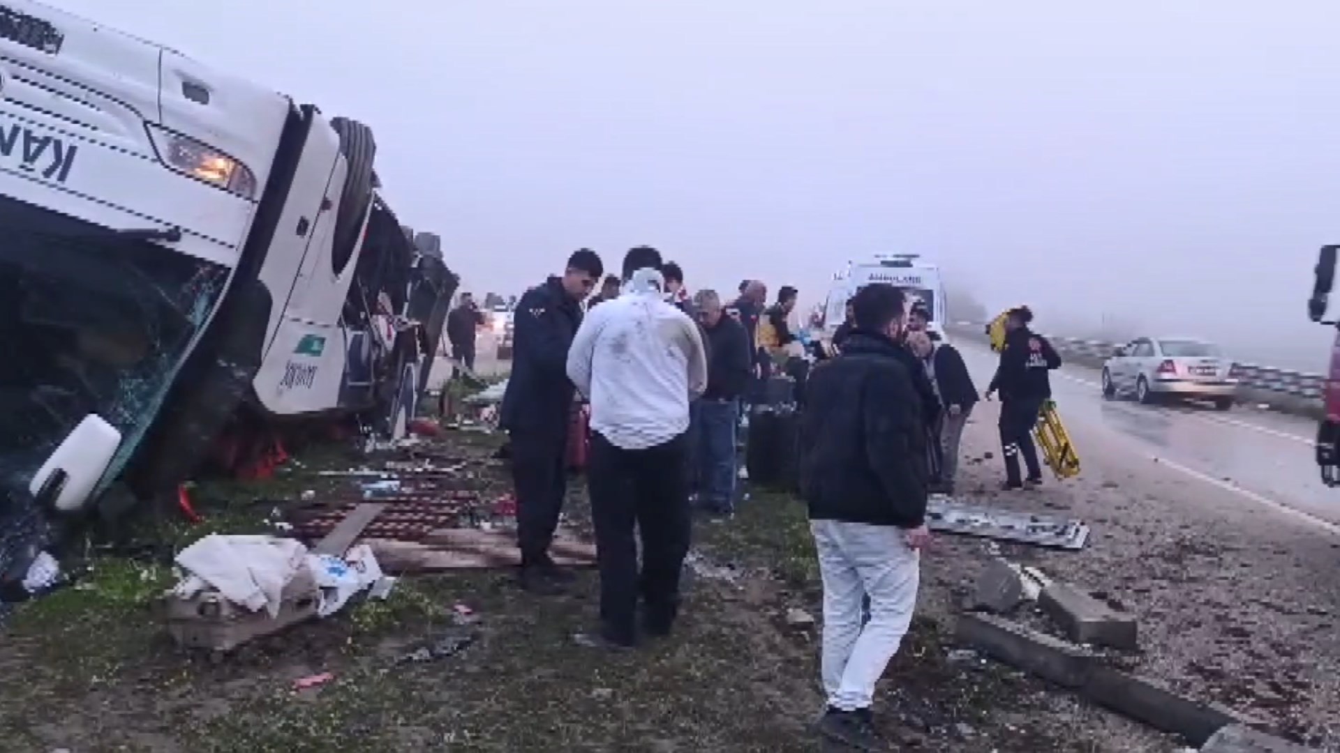 Adana'da Otobüs Devrildi, Yaralılar Hastaneye Sevk Edildi