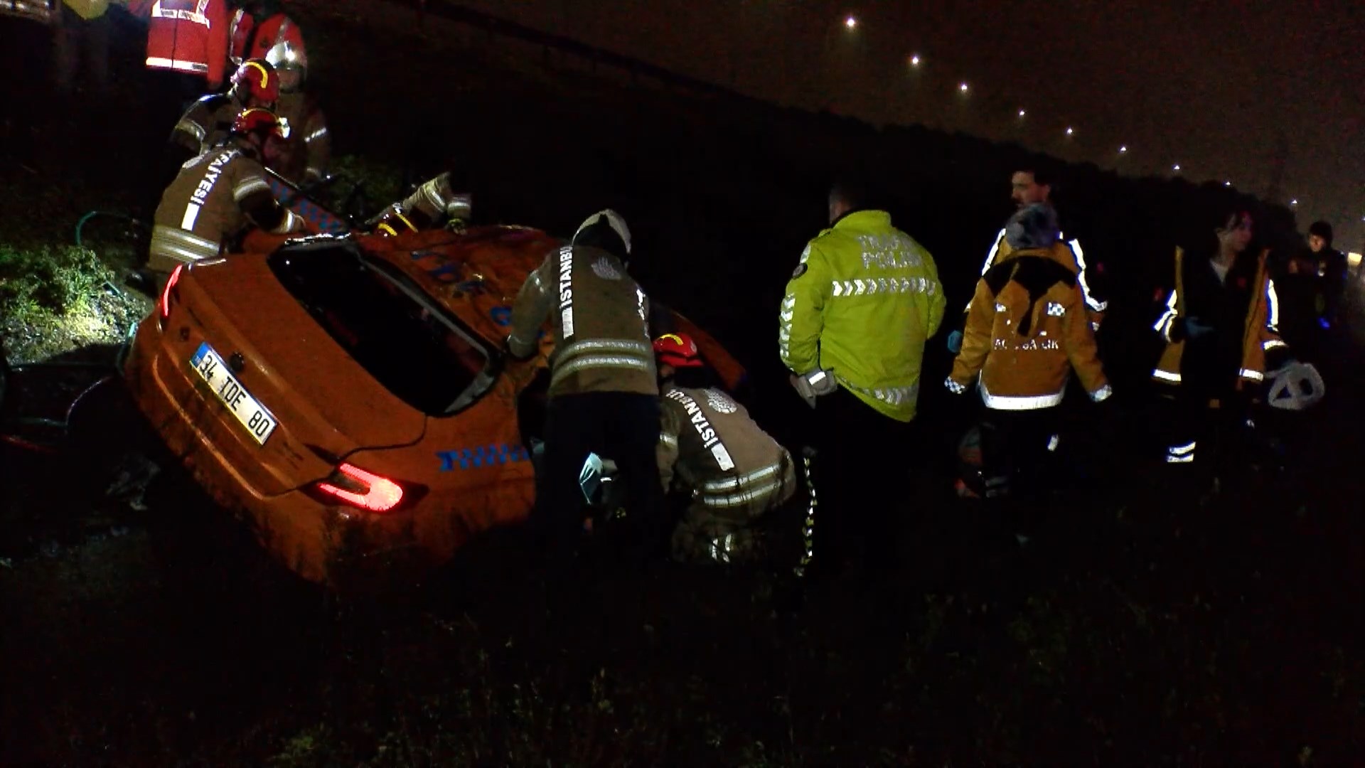 Pendik'te Feci Kaza: Taksi Su Kanalına Uçtu, 3 Kişi Hayatını Kaybetti