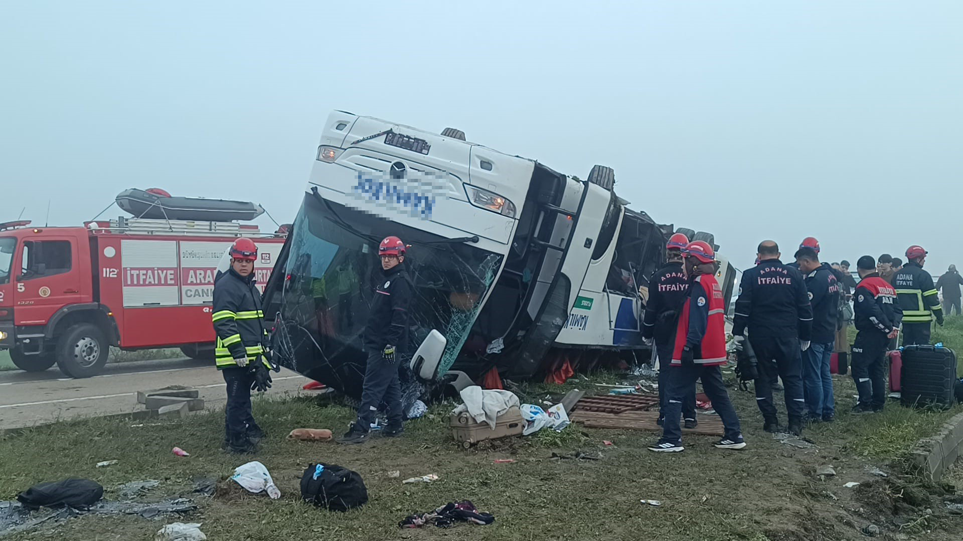 Kozan'da Yolcu Otobüsü Refüje Devrildi: 2 Can Kaybı, 20 Yaralı