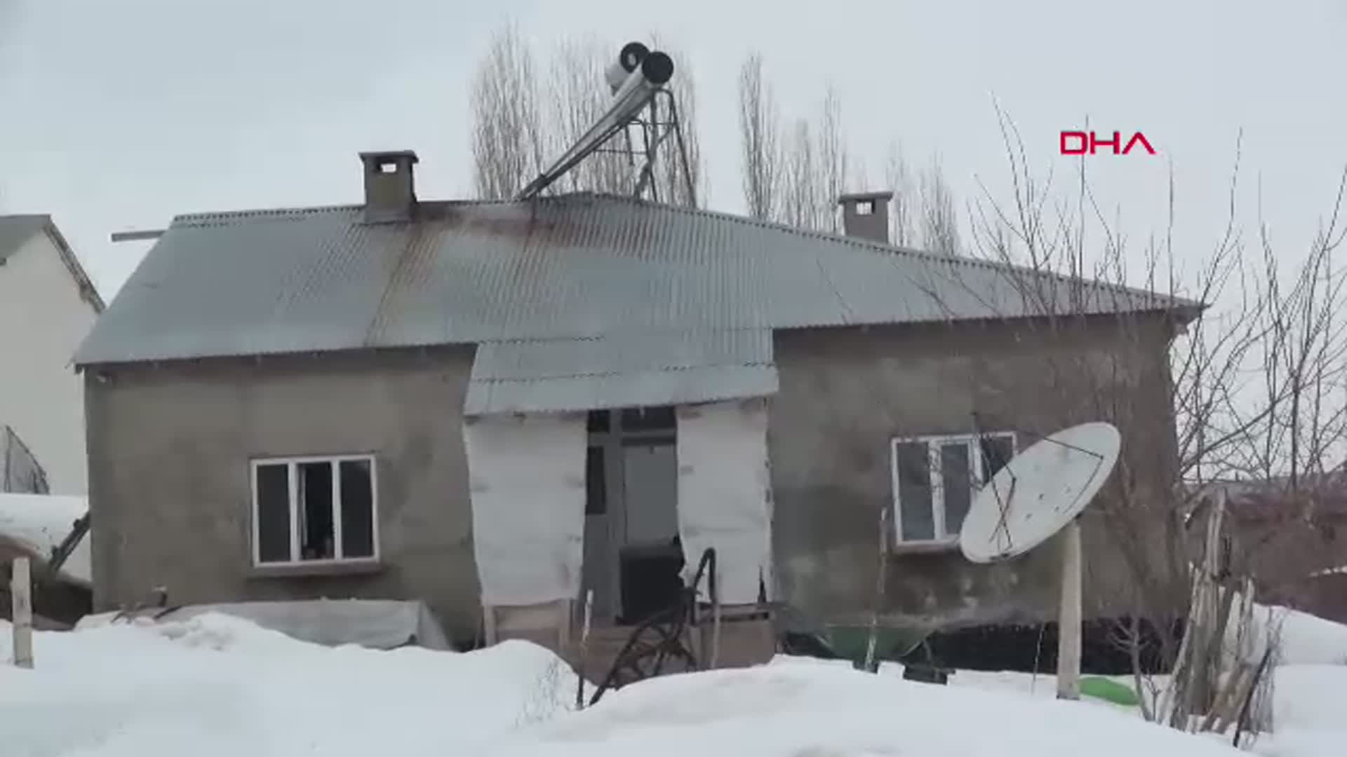 Hakkari'de Bir Baba, Engelli Kızı ile 3 Çocuğuna Destek Oluyor
