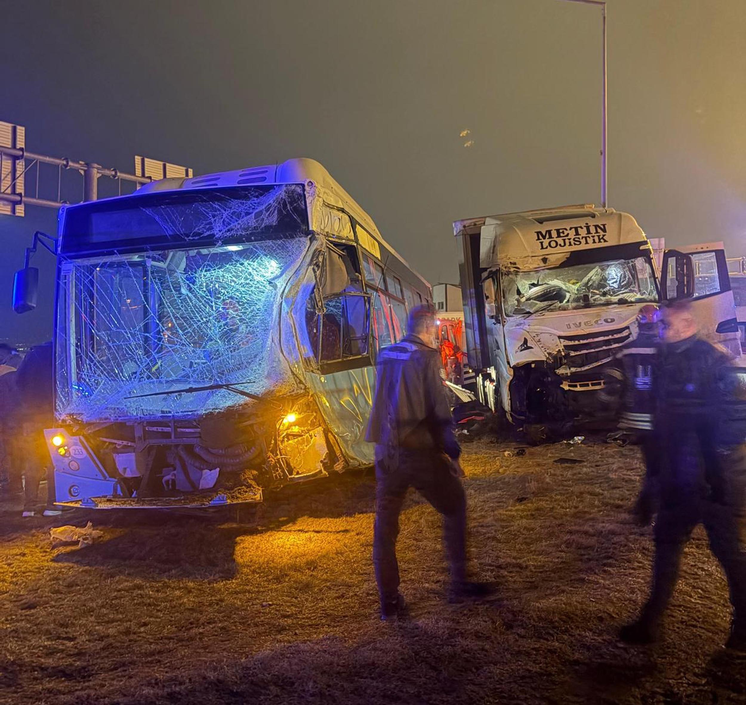 Erzurum'da TIR Kazası: Otobüs Şoförü Yaralandı