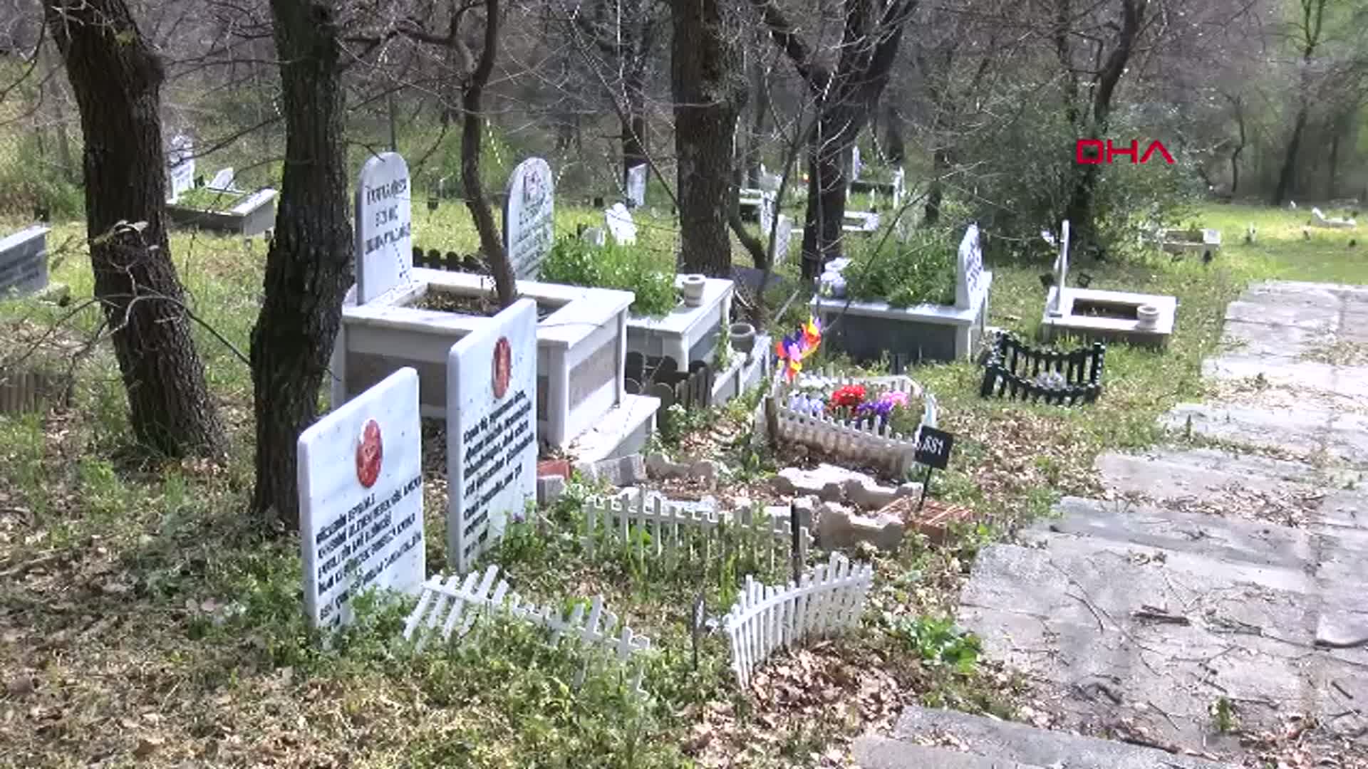 Bursa'da Türkiye'nin İlk Evcil Hayvan Mezarlığı Bayramda Ziyaretçi Akınına Uğradı