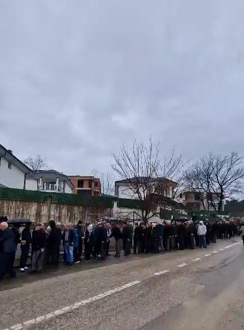 60 Yıllık Gelenek: Cerrah Mahallesi'nde Bayramlaşma Kuyruğu 1 Kilometreye Ulaştı