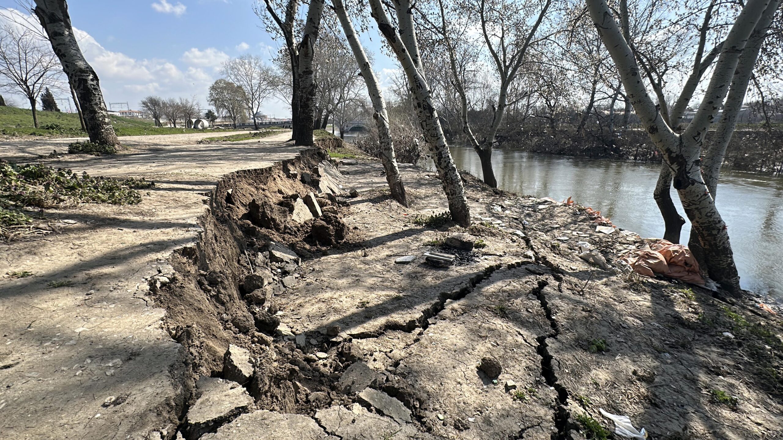 Edirne'de Tunca Nehri'nde Taşkın Sonrası Çatlak ve Göçükler Oluştu