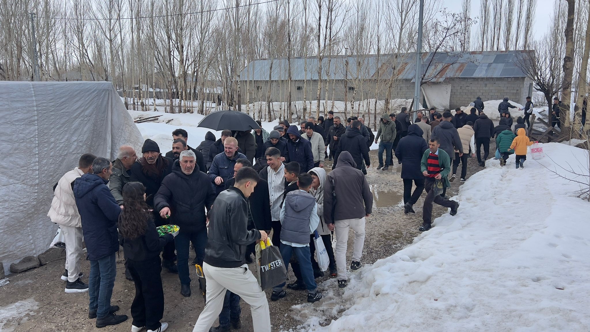 Kar Yağışı Altında Geleneksel Bayramlaşma