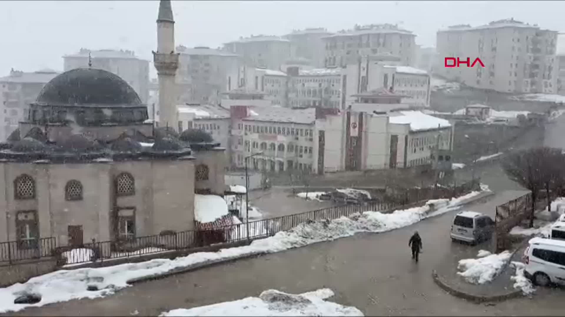 Hakkari'de Kar Altında Asırlık Bayramlaşma Geleneği Devam Ediyor