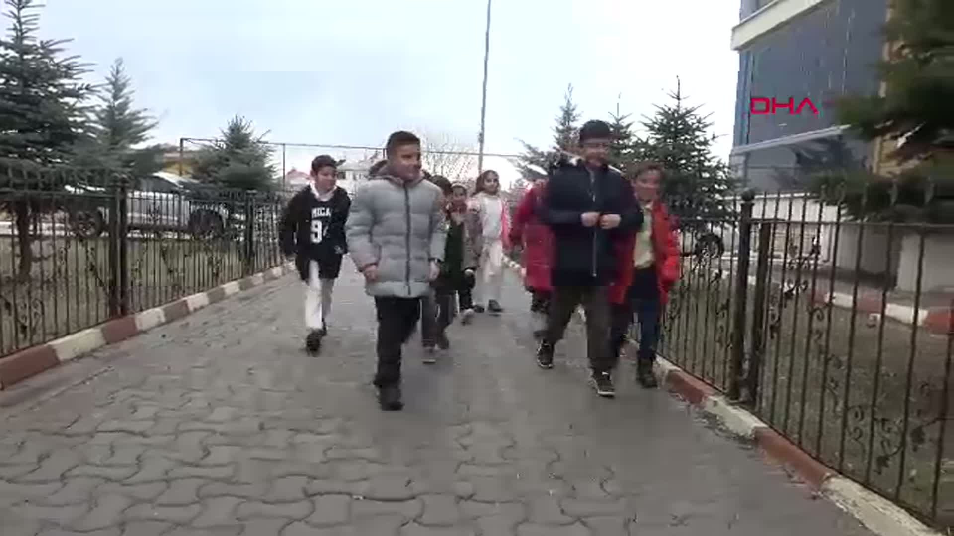 Van'da Çocuklara Kitap ve Şeker Sürprizi
