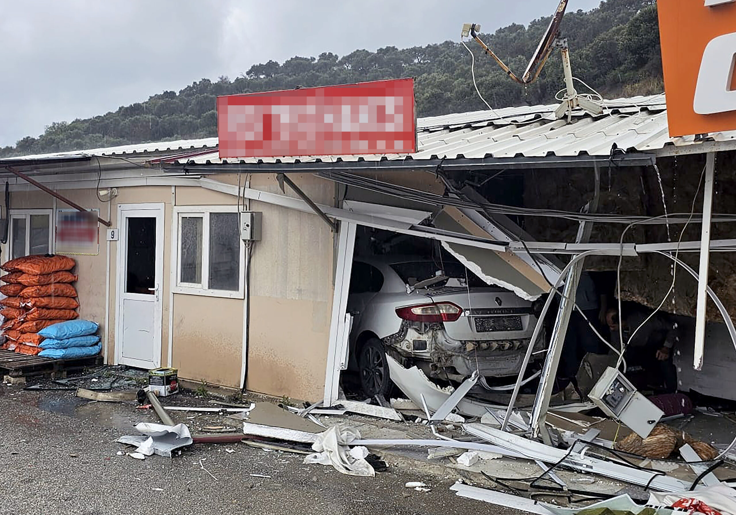 Kontrolden Çıkan Otomobil Prefabrik İş Yerlerine Çarptı