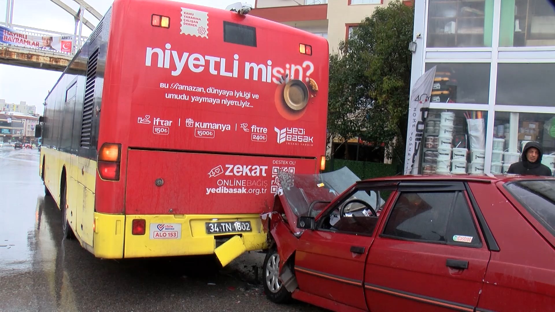 Ümraniye'de İETT Otobüsüne Çarpan Araçta Yaralanma Olayı
