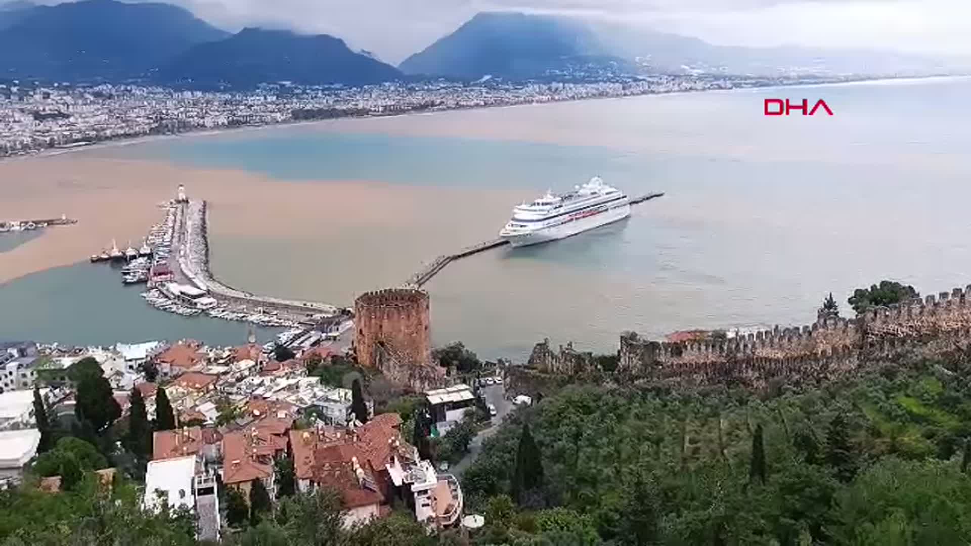 Alanya, Yılın İlk Kruvaziyerine Ev Sahipliği Yaptı