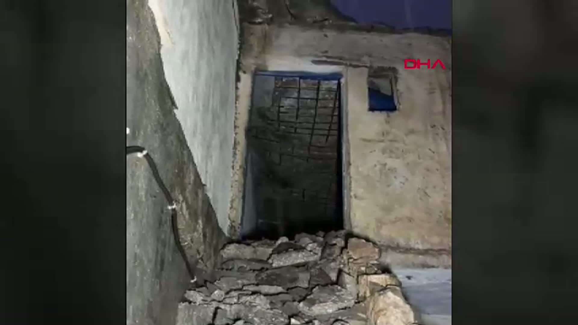 Mardin'de Aşırı Yağışlar Sonrası İki Katlı Ev Çöktü