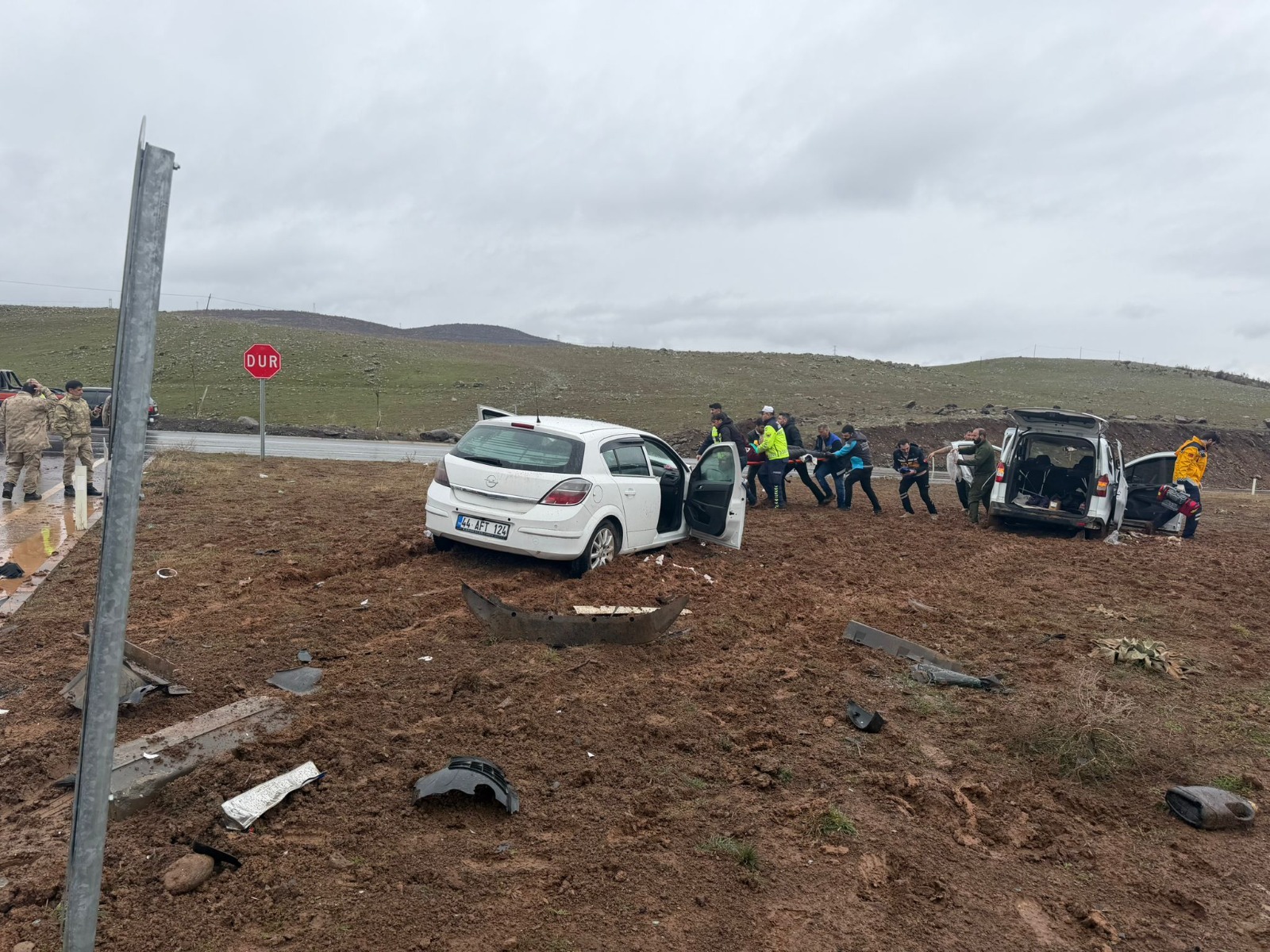 Bingöl'de Trafik Kazası: 1'i Ağır, 13 Yaralı