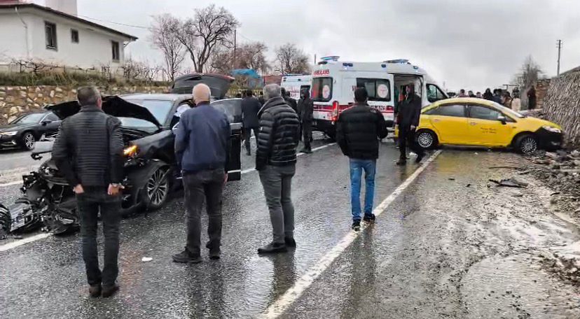 AK Parti Konvoyunda Trafik Kazası: 2 Kişi Yaralandı
