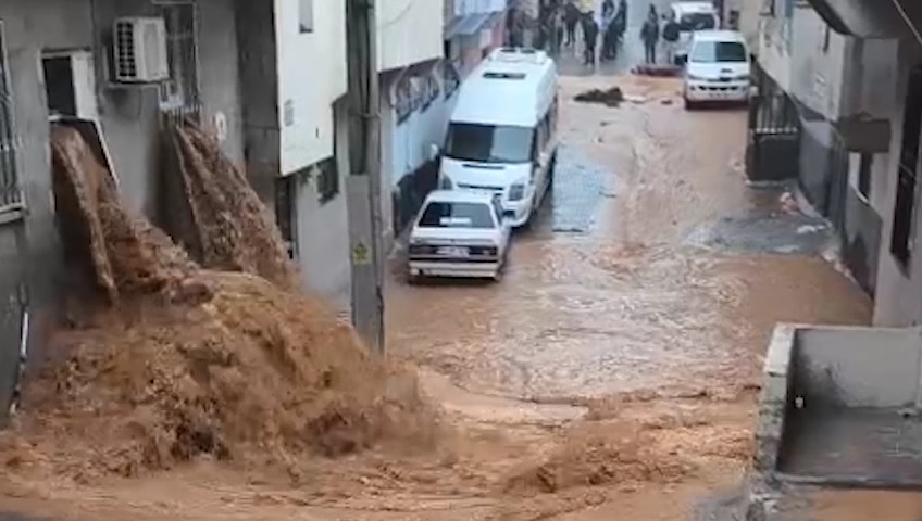 Şanlıurfa'da Sağanak Yağış Sokakları Göle Dönüştürdü
