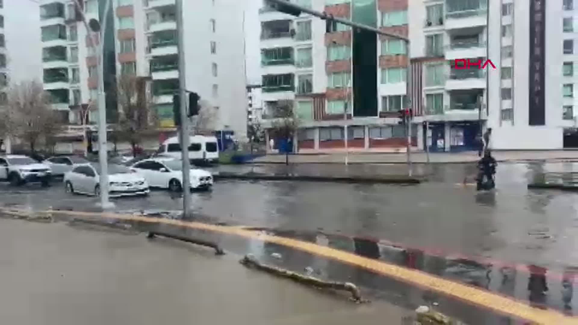 Diyarbakır'da Şiddetli Sağanak Sele Neden Oldu: Köprü Su Altında Kaldı