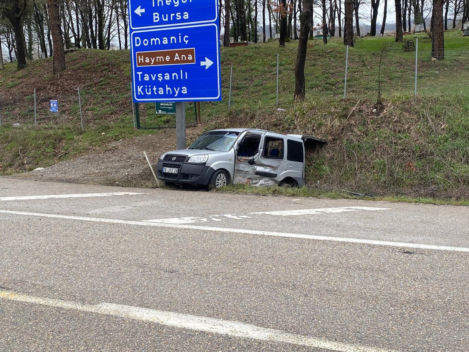 İnegöl'de Kamyonet ile Hafif Ticari Araç Çarpıştı: 4 Yaralı