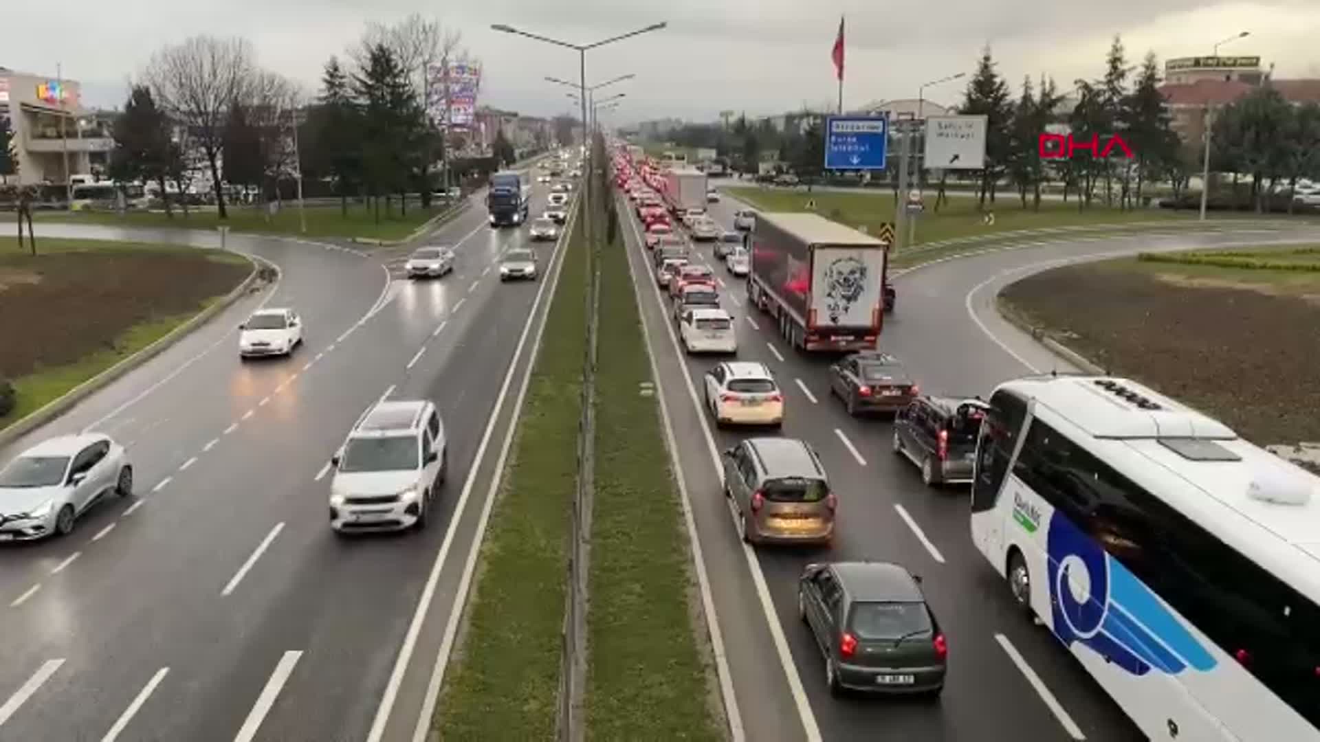 Bursa-Ankara Karayolunda Bayram Dönüşü Trafik Yoğunluğu Başladı
