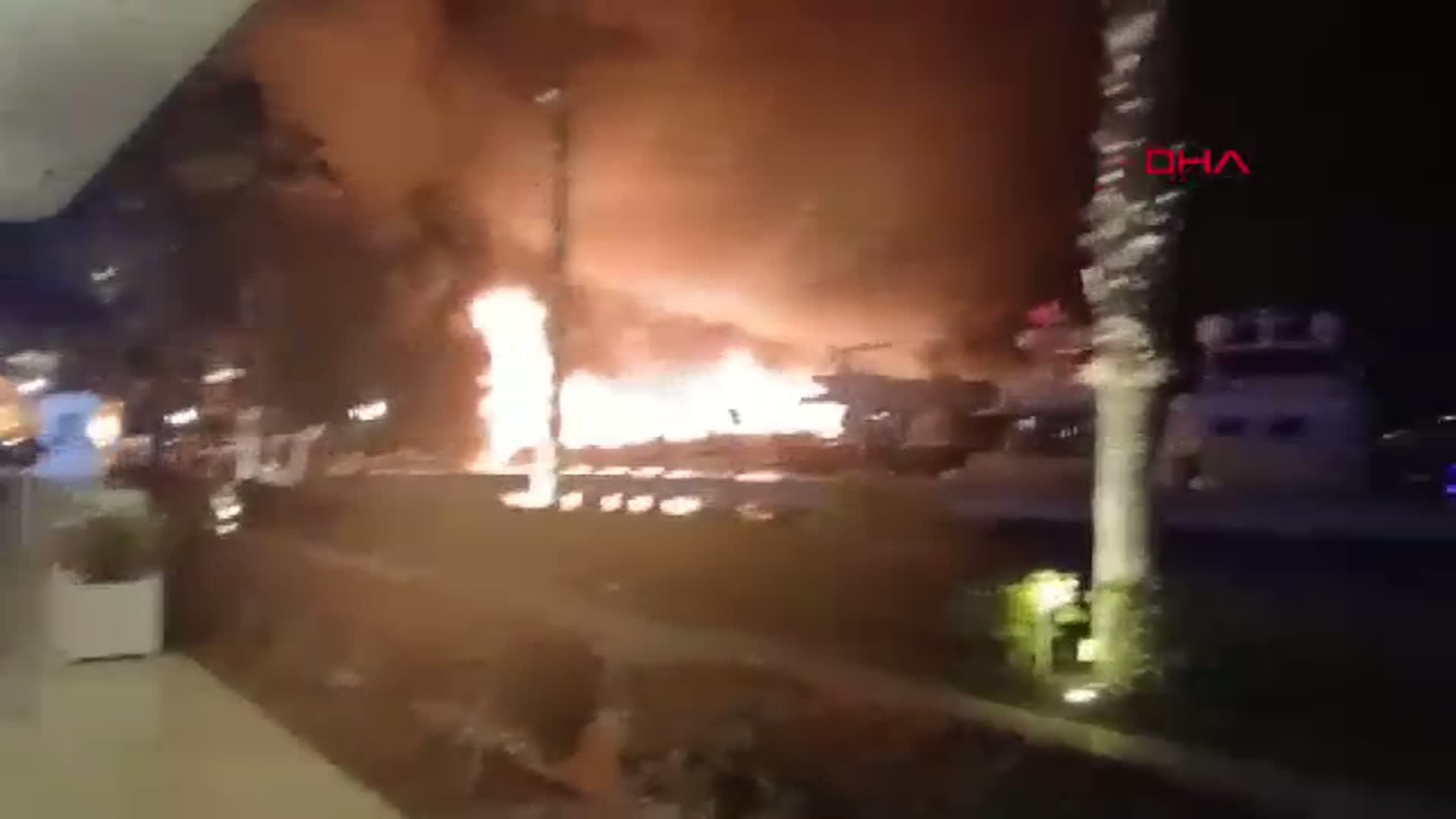 Bodrum'daki Yat Yangını Sonrası Temizlik ve Enkaz Kaldırma Çalışmaları Başladı
