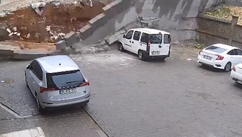 Şanlıurfa'da Sağanak Yağış Cadde ve Sokakları Su Baskınına Maruz Bıraktı