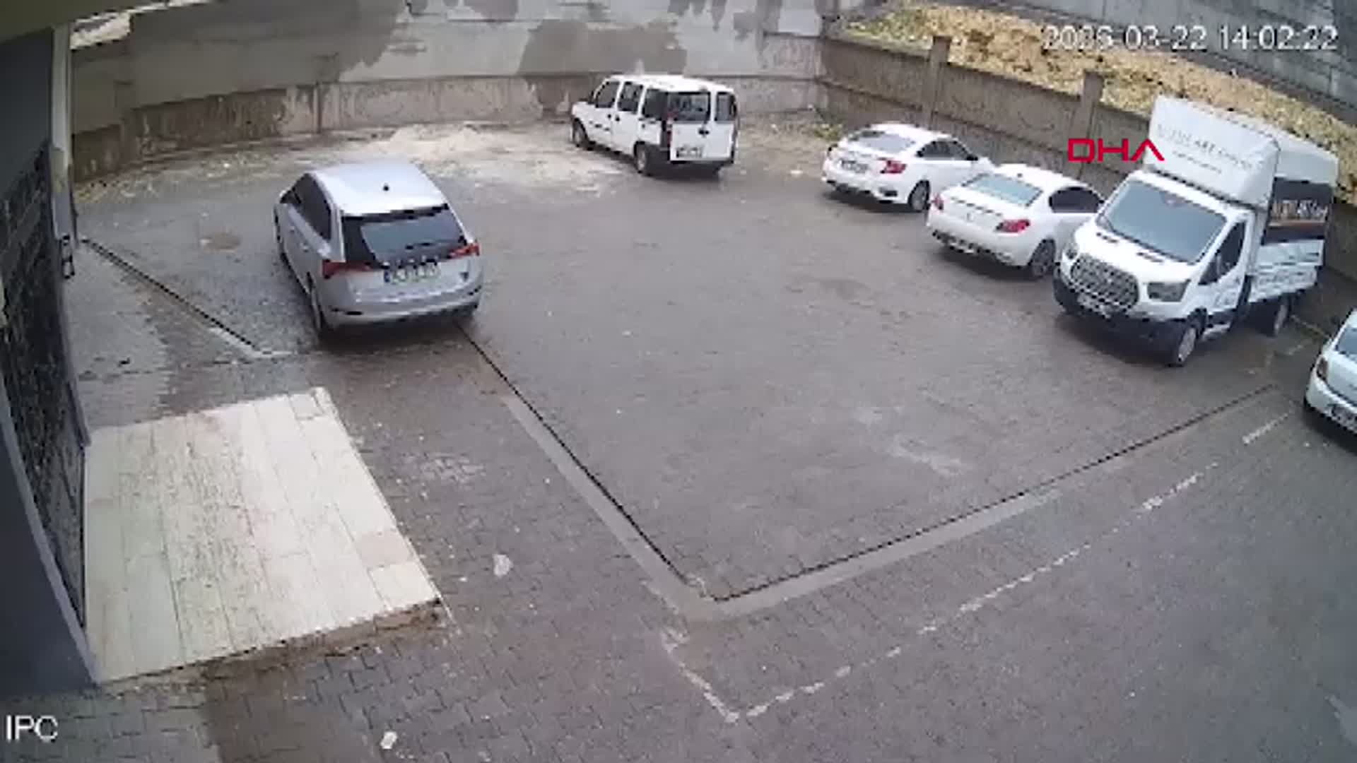 Şanlıurfa'da Şiddetli Yağışlar: Caddeler Göl Oldu, İstinat Duvarı Çöktü