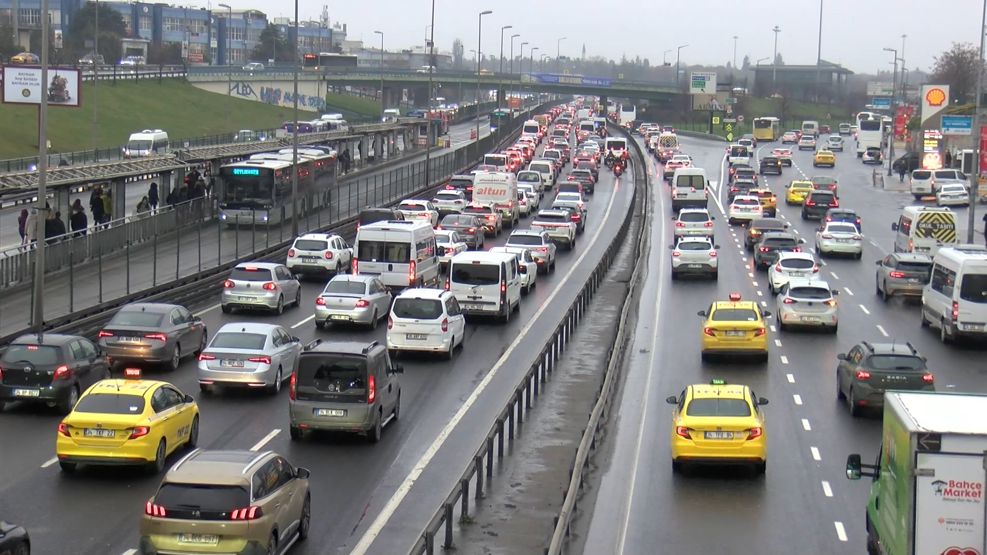 İstanbul'da Trafik Yoğunluğu Başladı